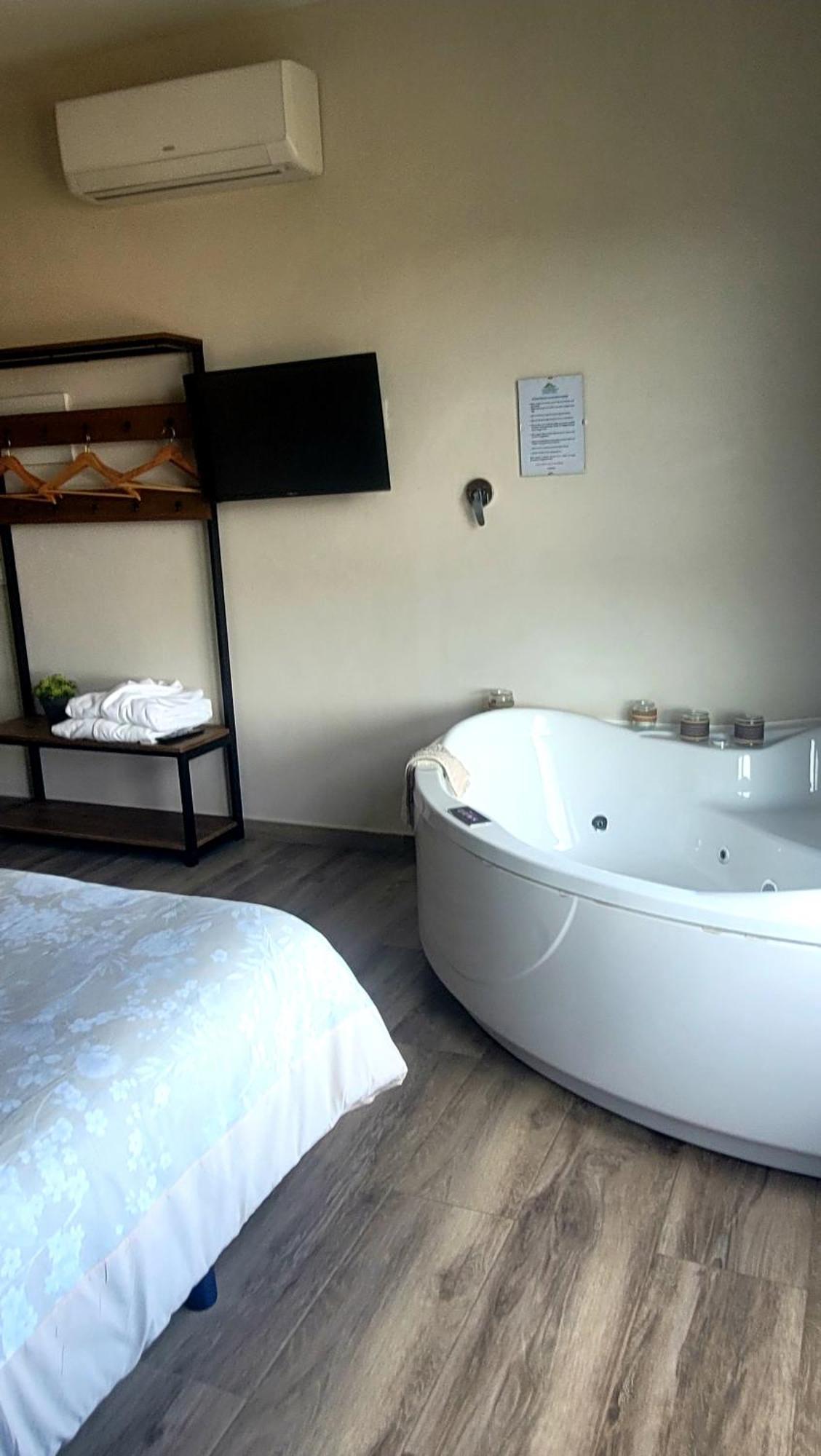 Casas del Cerro Casas Rurales Maribel - Complejo Moradas Del Cerro 2 - Suites Con Jacuzzi En Alcala Del Jucar חדר תמונה